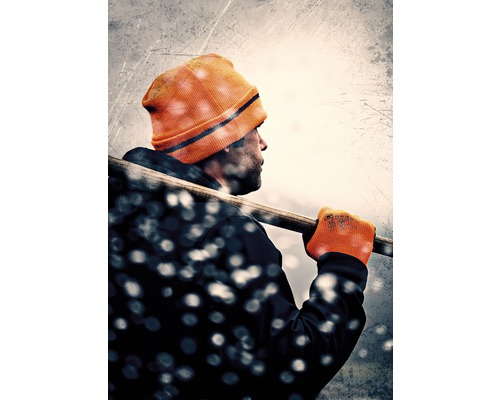 Bărbat cu căciulă, mănuși și lopată