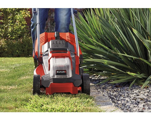 Mașină de tuns iarba Einhell în uz în grădină.