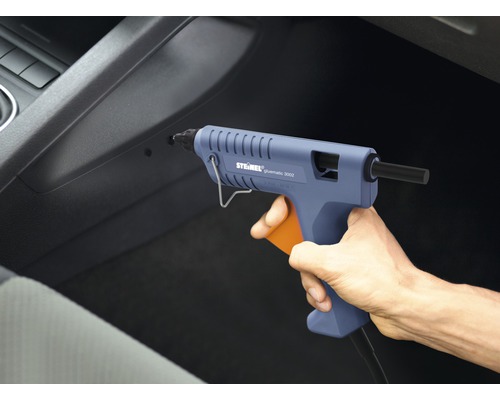 Pistol cu adeziv topit Steinel Gluematic 3002 în uz