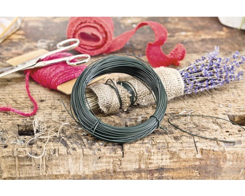 Bobină cu sârmă pentru hobby, sârmă pentru flori, foarfece, mătase florală și buchet de lavandă pe masă de lemn