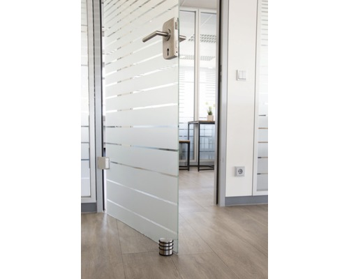 Ușă de birou din sticlă deschisă, cu mâner și dungi orizontale