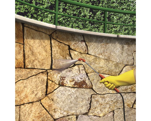 Curățarea unui zid de piatră cu un aparat de curățat cu presiune