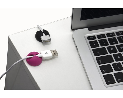 Laptop pe birou cu suporturi pentru cabluri