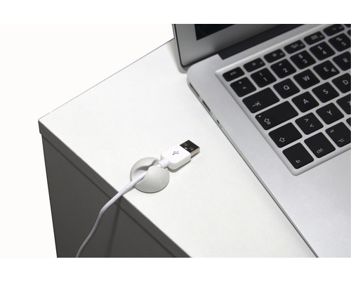 Laptop pe birou cu suport pentru cablu