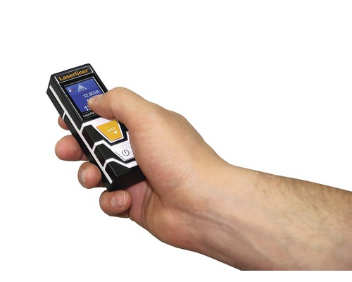 Mână care ține telemetrul cu laser