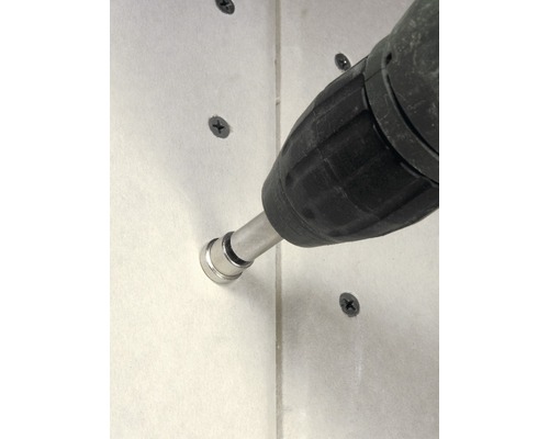 Mașină de înșurubat cu acumulator fixează șurub într-un perete