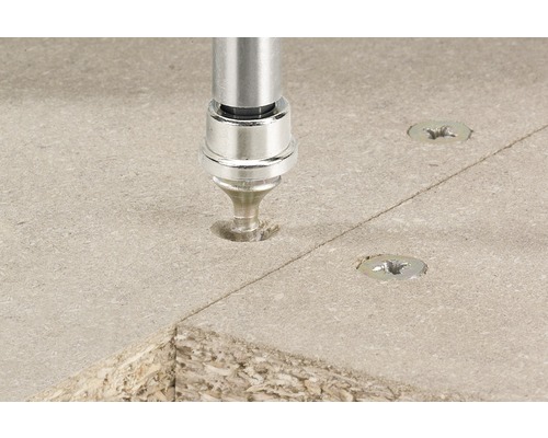 Placă de lemn cu șuruburi fixate cu o șurubelniță