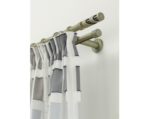 Bară dublă pentru perdea cu draperie pentru decorarea ferestrelor.