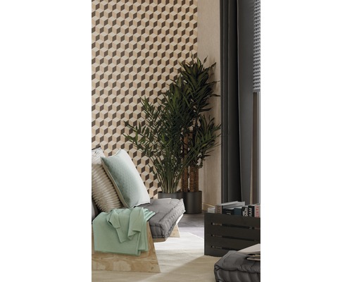 Living cu tapet cu model, plante și perne