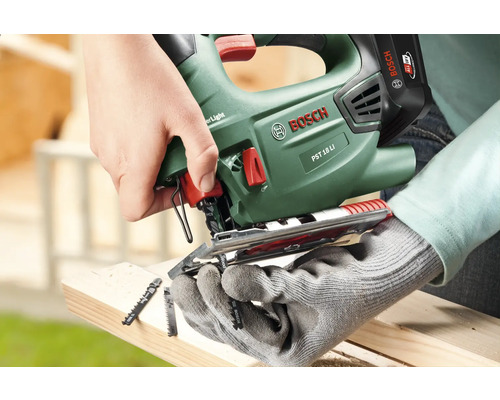 Fierăstrău vertical Bosch PST 18 LI tăind lemn