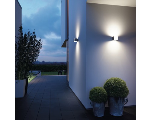 Exteriorul unei case cu două lămpi de perete moderne care iluminează fațada