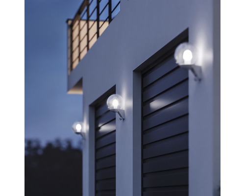 Fațadă de casă cu mai multe lumini exterioare rotunde