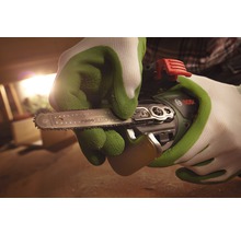 Persoană cu mănuși ținând un ferăstrău cu lanț fără fir Bosch cu lamă de ferăstrău NanoBlade