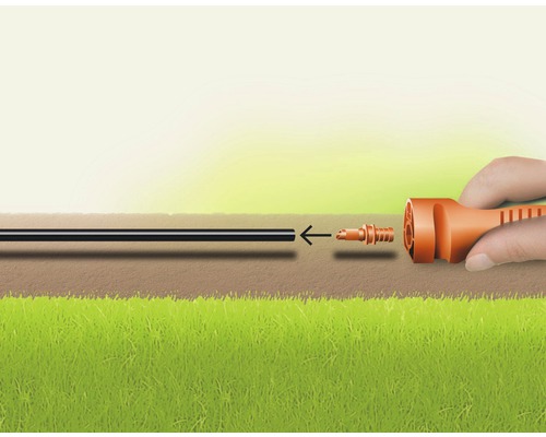 Ilustrație a unui sistem de irigare cu furtun de picurare și conector.