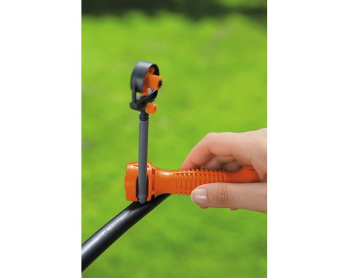 Sistem de irigare pentru grădină cu duză de pulverizare și unealtă de montaj