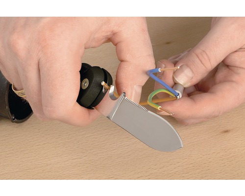 Instrument de dezizolat folosit pe cabluri electrice