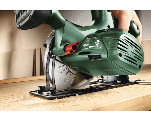 Fierăstrău circular portabil care taie lemn