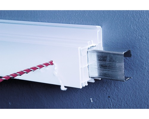 Șină din plastic cu șină metalică pentru fixare pe perete