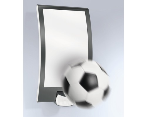 Cutie luminoasă cu minge de fotbal în prim-plan
