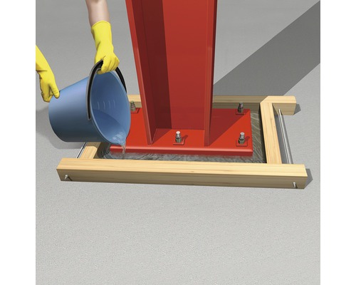 O persoană cu mănuși toarnă apă dintr-o găleată pe o structură metalică cu cadru din lemn.