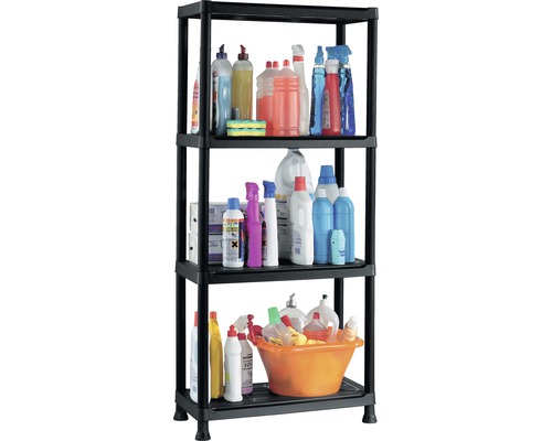 Raft negru din plastic cu patru niveluri plin cu articole de curățenie.