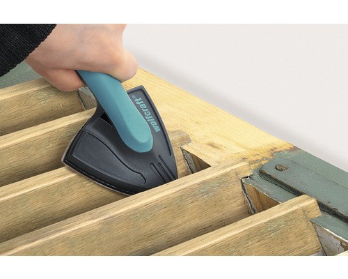 O persoană folosește un șlefuitor manual marca Wolfcraft pe o fereastră din lemn