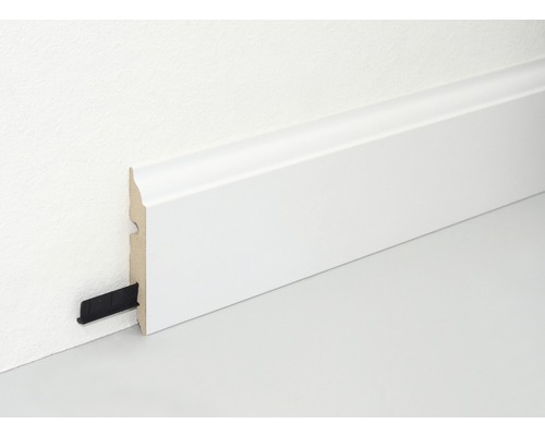 Plintă albă montată pe perete