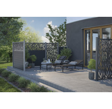 Grădină amenajată cu paravan de intimitate și două șezlonguri pe terasă