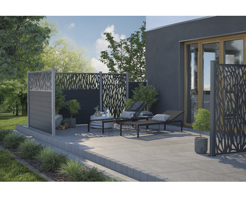 Grădină amenajată cu paravan de intimitate și două șezlonguri pe terasă