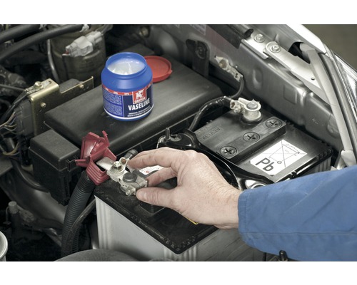 O baterie auto este întreținută cu vaselină.