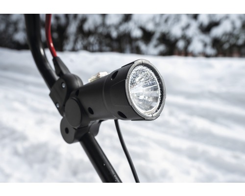 Prim-plan cu o lampă de bicicletă asamblată