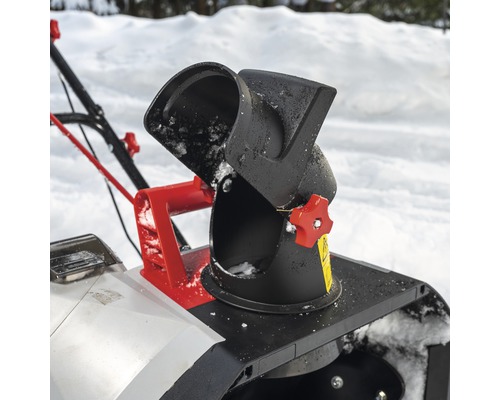Detalii ale coșului de evacuare al unei freze de zăpadă