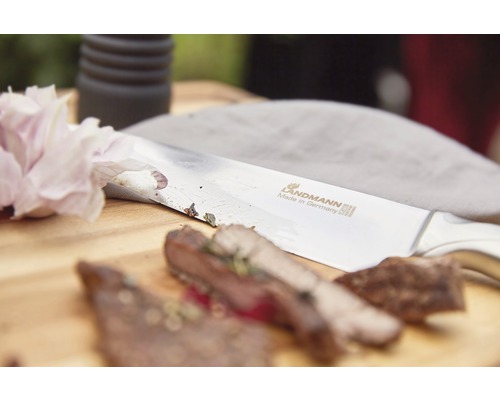 Cuțit Landmann pe un tocător cu carne