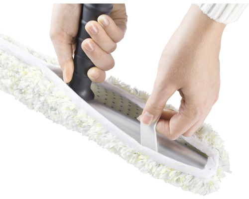 Persoană atașând mopul de mâner