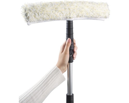 Ștergător de geamuri cu mâner telescopic ținut de o mână.