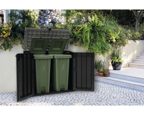 Box pentru pubele cu două pubele verzi și uși deschise în grădină