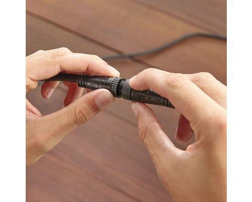 Două mâini conectează un cablu