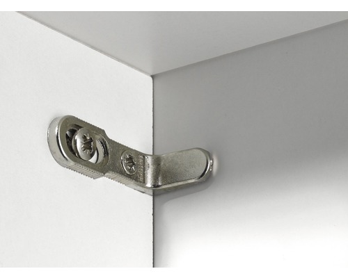 Conector de colț metalic atașat la un panou de mobilier