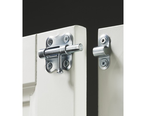 Zăvor metalic de ușă atașat la o ușă