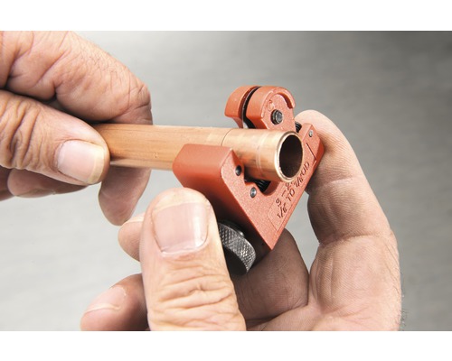 Tăietor de țevi utilizat pe o țeavă de cupru