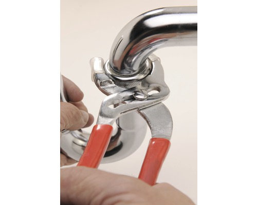 Instalarea unei îmbinări de conducte cu o cheie reglabilă