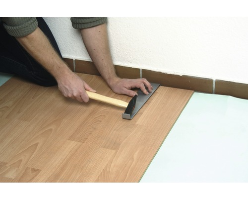 Montarea laminatului cu ciocanul și bara de tracțiune