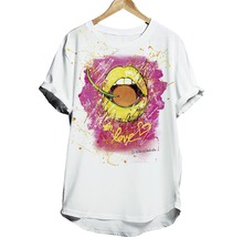 Tricou cu design cu gură și cireșe pe un umeraș
