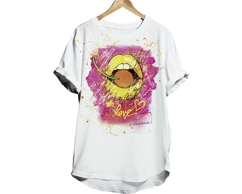 Tricou cu design cu gură și cireșe pe un umeraș