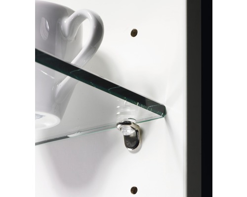 Imagine detaliată a unui raft de dulap din sticlă cu cană