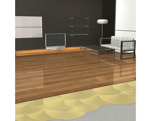 Cameră de zi cu podea din lemn și izolație fonică dedesubt.