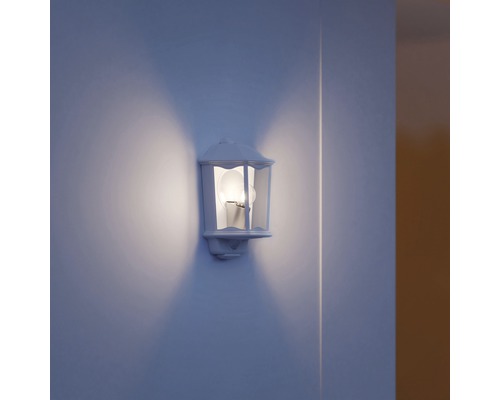 Lumină de perete exterior albă cu bec aprins