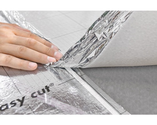 Persoană care taie substratul izolator cu sistemul Easy-Cut