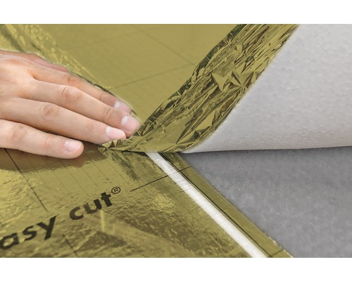 Persoană care manipulează izolația fonică cu imprimeu Easy Cut