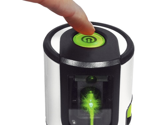 Degetul apasă butonul de pornire al unui laser liniar.